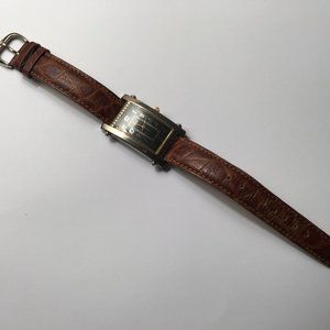 Vintage Men's Fossil Tank Watch, good condition, 9 inch band, runs with battery.